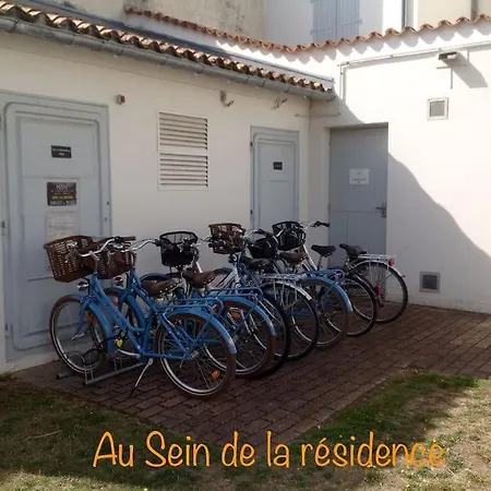 Eole, Idealement Situe Sur Le Port De St Martin De Re