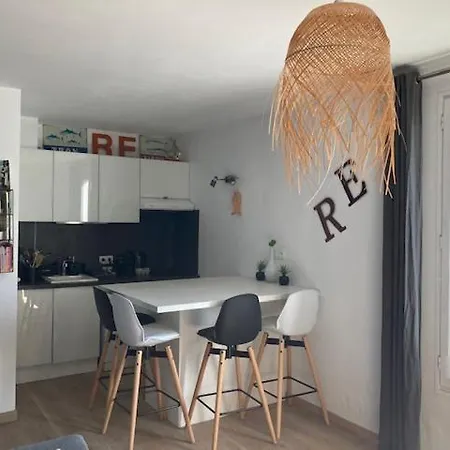 Eole, Idealement Situe Sur Le Port De St Martin De Re *