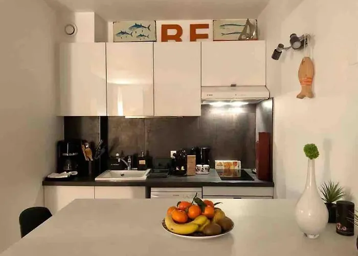 Eole, Idealement Situe Sur Le Port De St Martin De Re