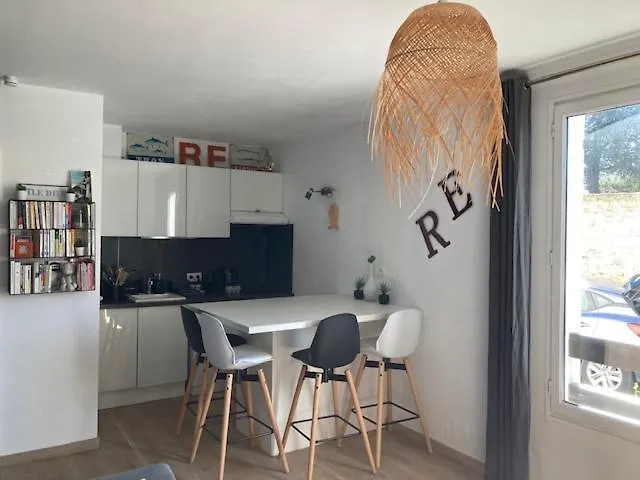 Eole, Idealement Situe Sur Le Port De St Martin De Re *